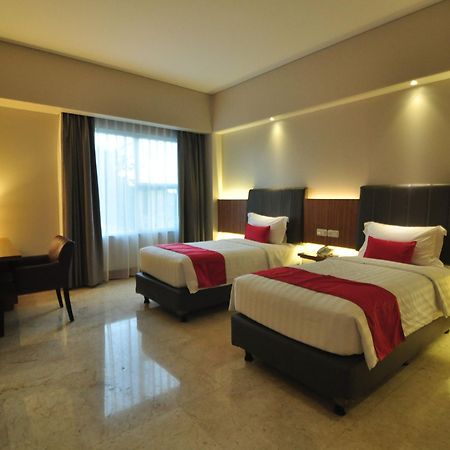Demelia Hotel Makassar Bagian luar foto