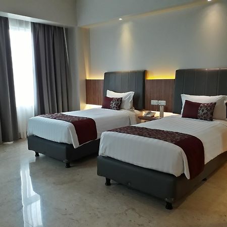 Demelia Hotel Makassar Bagian luar foto