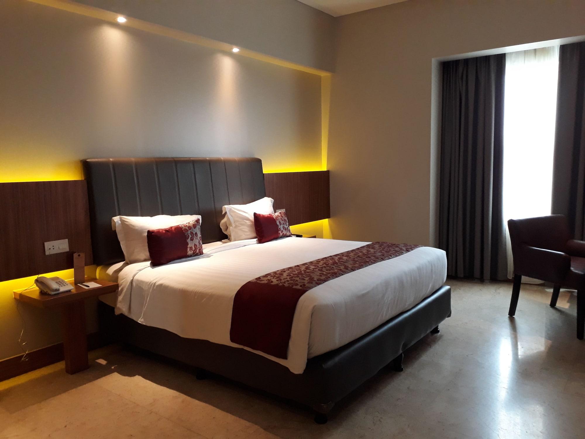 Demelia Hotel Makassar Bagian luar foto