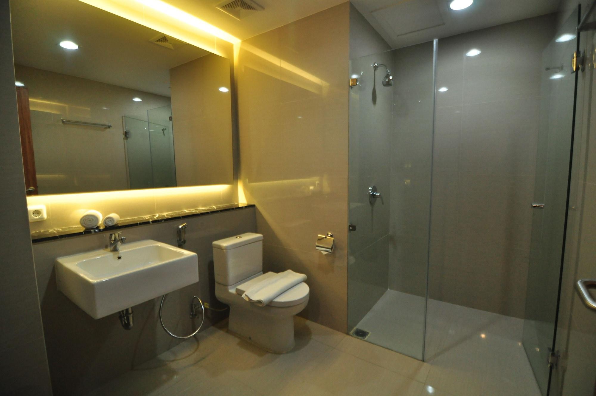 Demelia Hotel Makassar Bagian luar foto