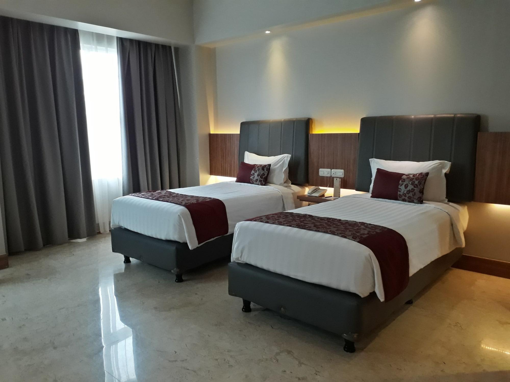 Demelia Hotel Makassar Bagian luar foto