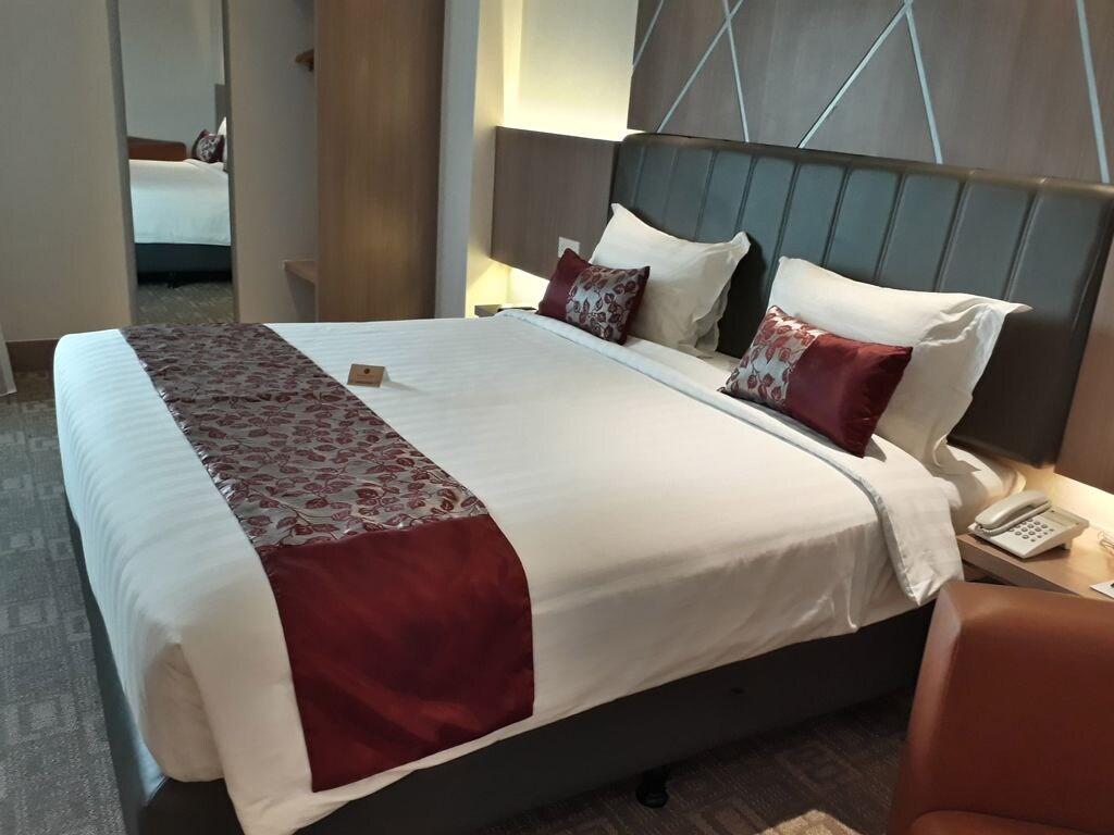 Demelia Hotel Makassar Bagian luar foto