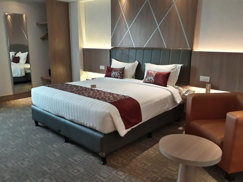Demelia Hotel Makassar Bagian luar foto