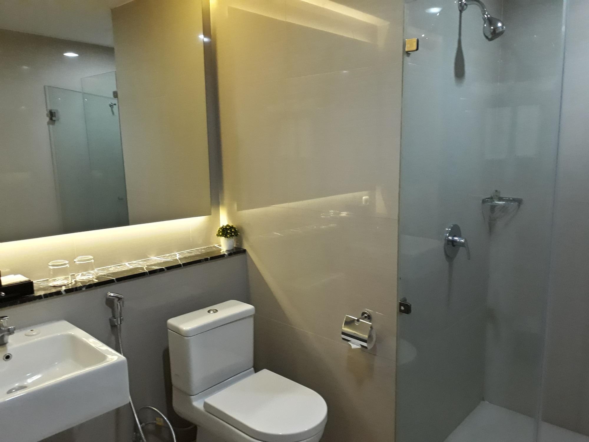 Demelia Hotel Makassar Bagian luar foto