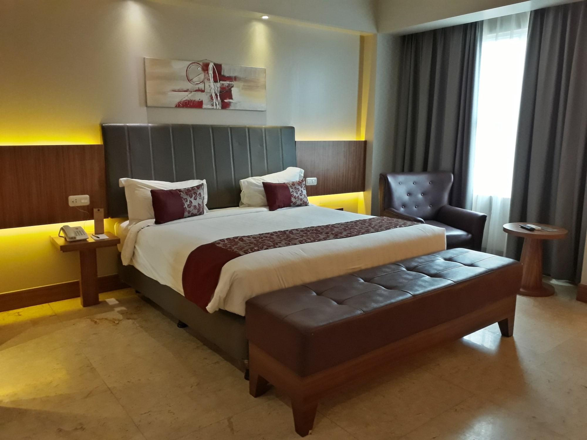Demelia Hotel Makassar Bagian luar foto