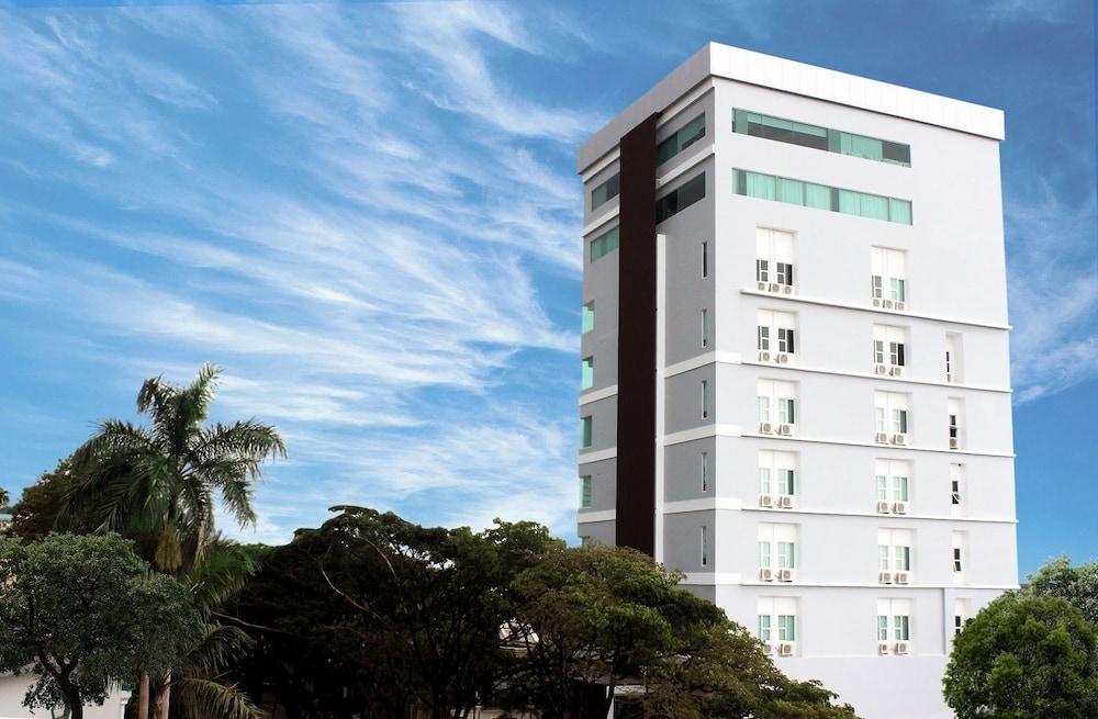 Demelia Hotel Makassar Bagian luar foto