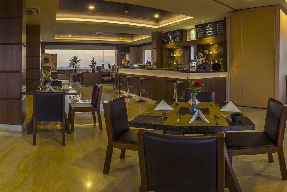Demelia Hotel Makassar Bagian luar foto