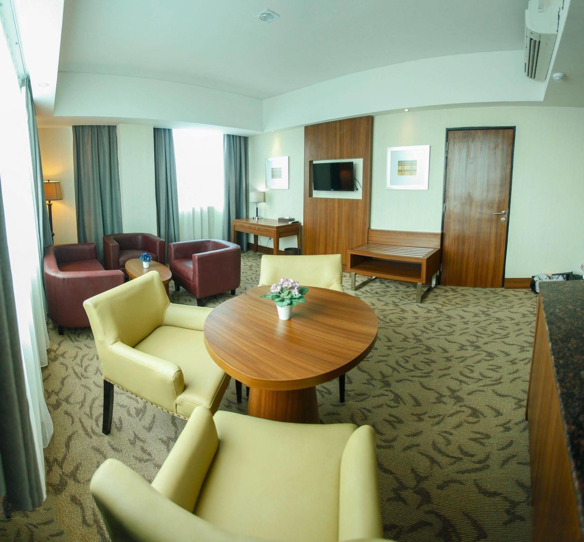 Demelia Hotel Makassar Bagian luar foto