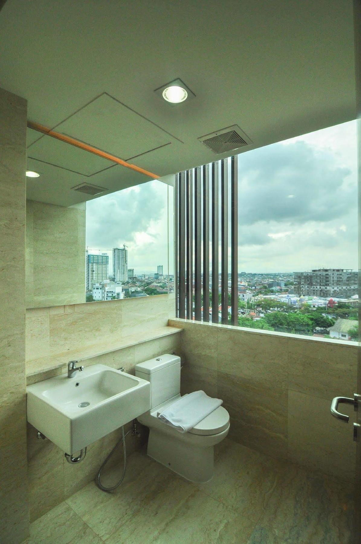 Demelia Hotel Makassar Bagian luar foto