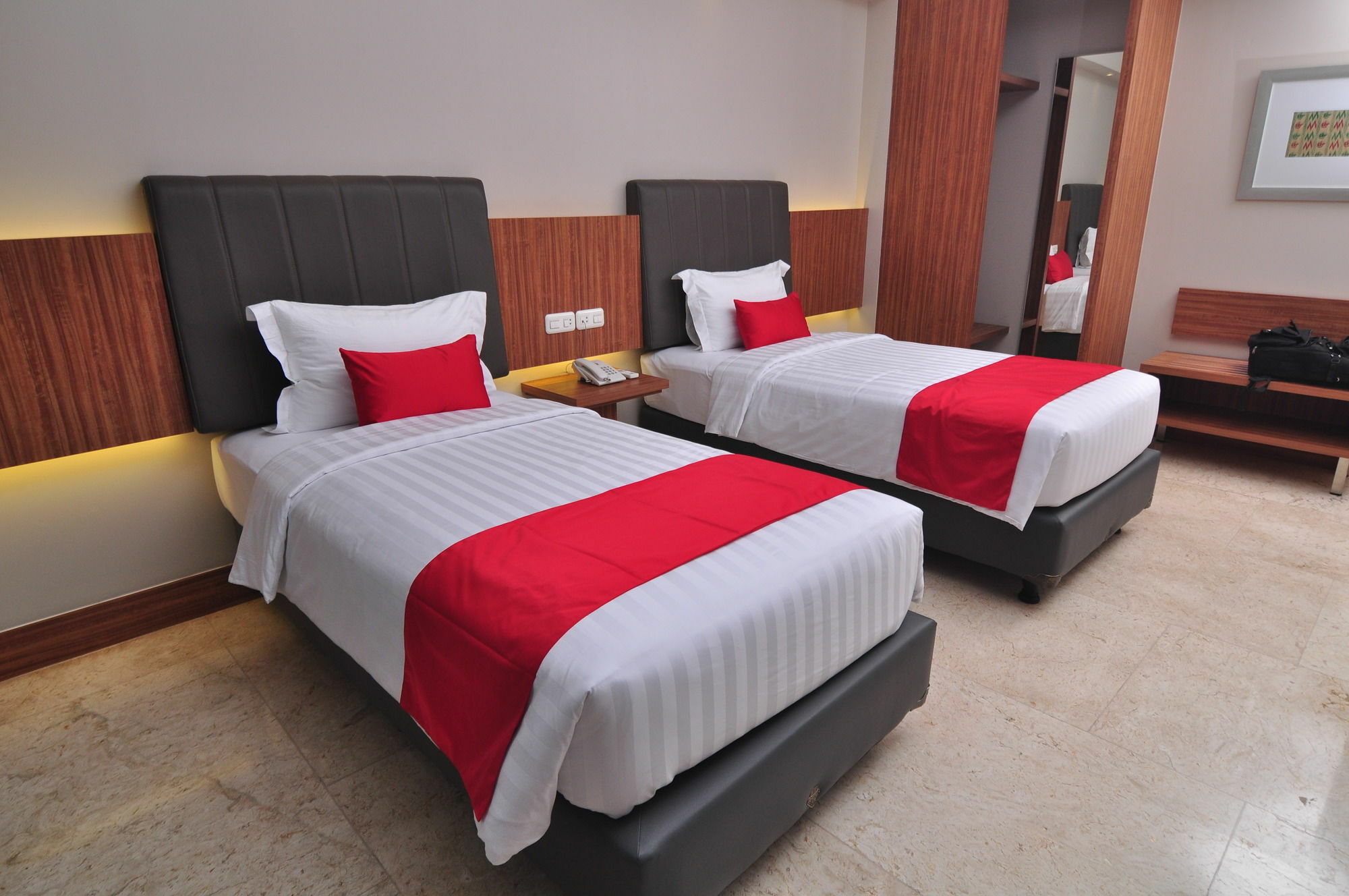Demelia Hotel Makassar Bagian luar foto
