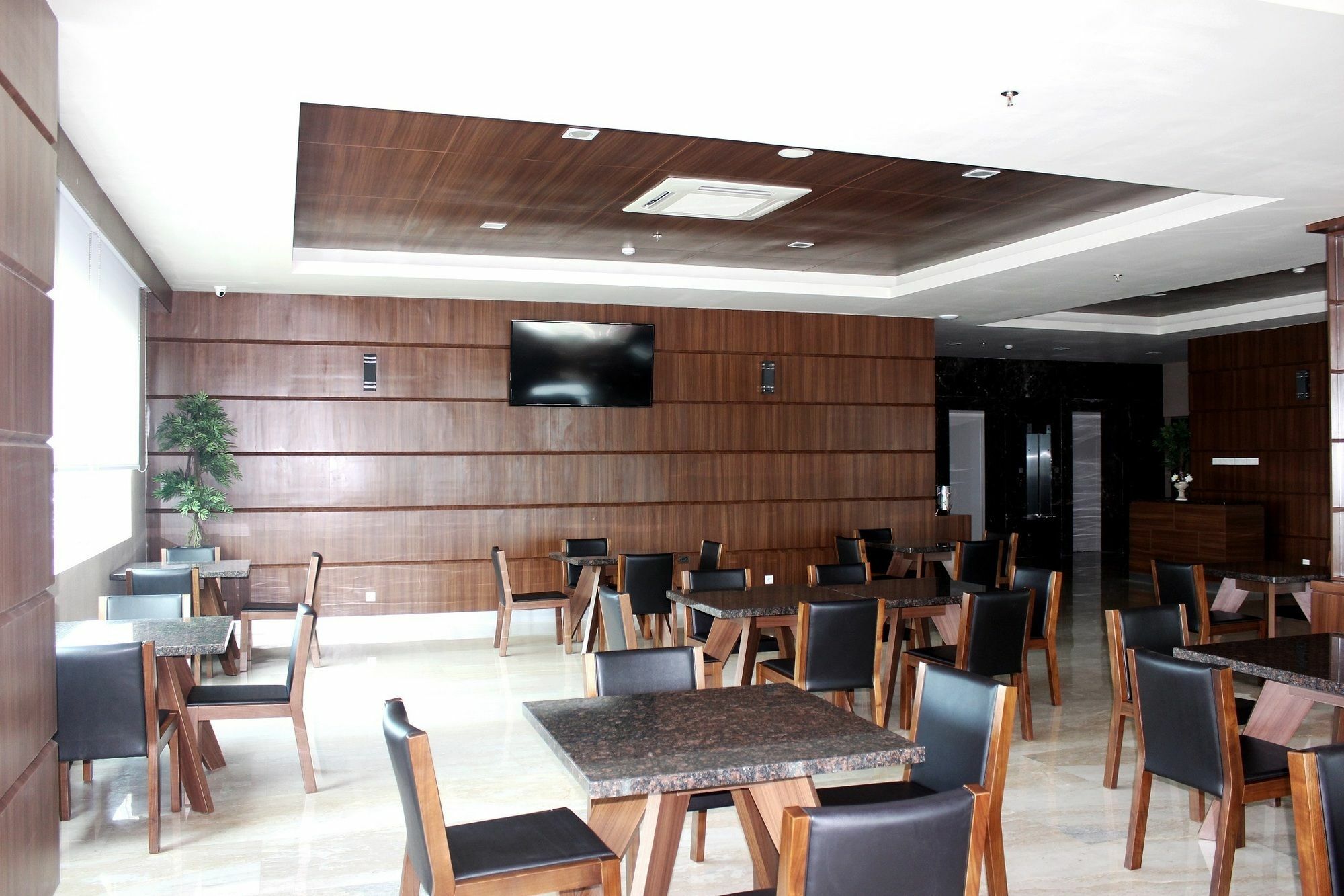 Demelia Hotel Makassar Bagian luar foto