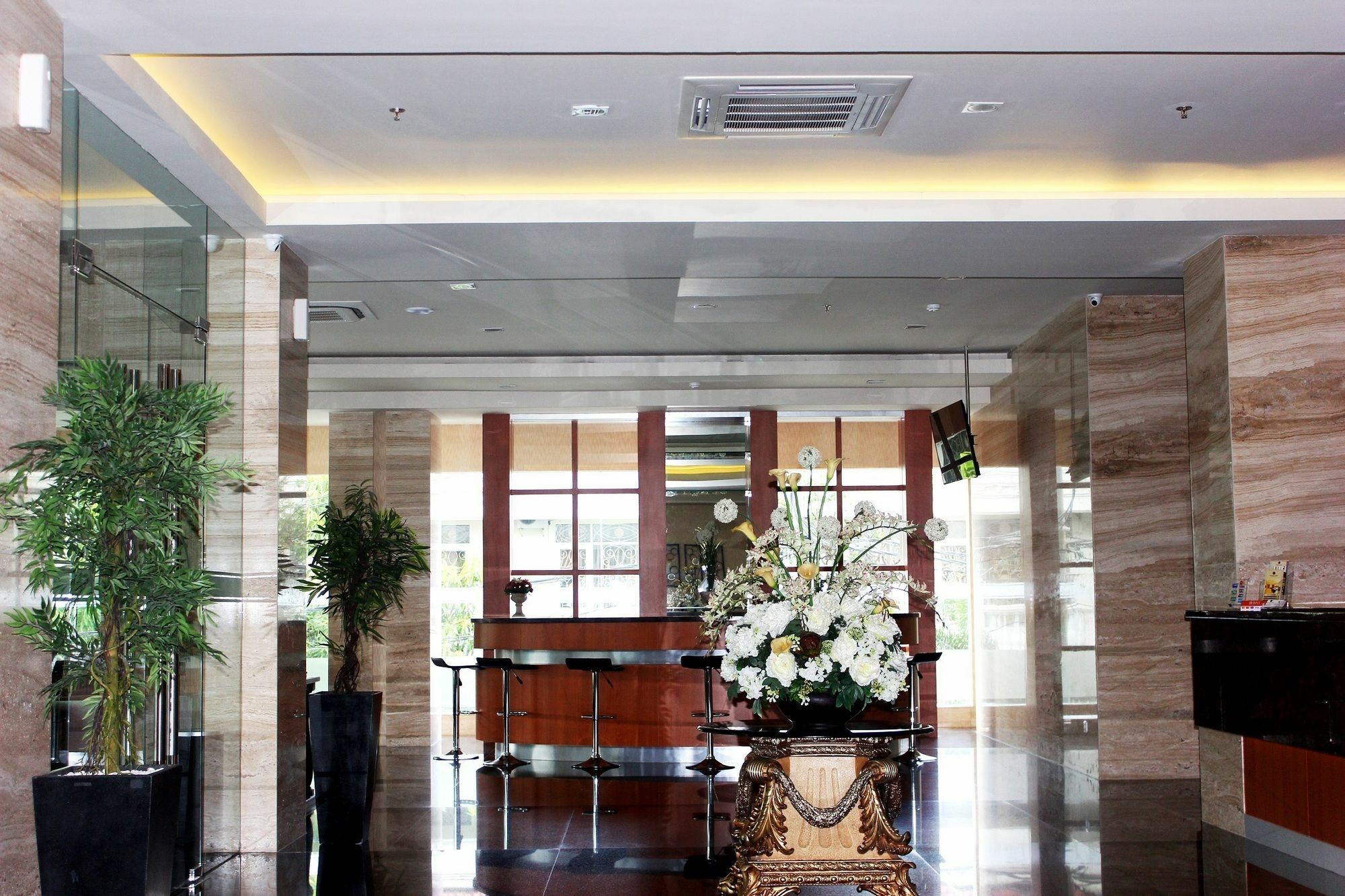 Demelia Hotel Makassar Bagian luar foto